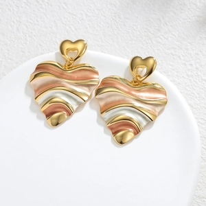 Boucles d'oreilles cœur tricolores avec textures ondulées en or, or rose et argent