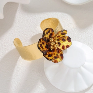 Retro gold brushed open bangle with leopard print resin flower detail for women