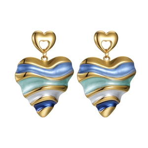 Boucles d'oreilles cœur en or 18k avec motifs à rayures émaillées colorées