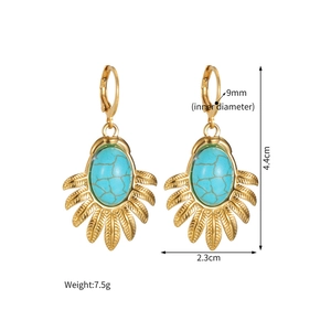 Détail de boucles d'oreilles turquoise en or 18k avec dimensions et plumes en métal