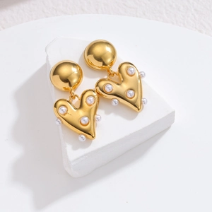 Boucles d'oreilles cœur en or 18k avec perles blanches sur socle en pierre blanche