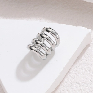 Manchette d'oreille multicouche minimaliste en acier inoxydable argenté sur pierre blanche