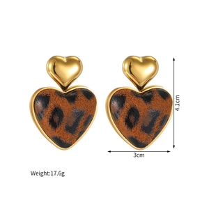 Macro shot showing dimensions and weight of 18k gold leopard print heart earrings