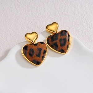 Vintage 18k gold leopard print heart earrings on white ceramic tray for elegant style
