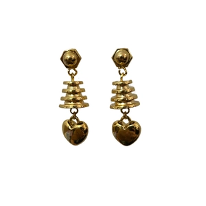 Golden tiered pagoda earrings with 3D heart pendants in a minimalist metallic design