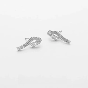 Boucles d'oreilles vagues argentées irrégulières avec oxydes de zirconium scintillants