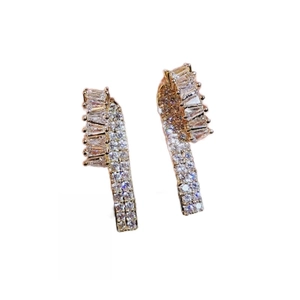 Boucles d'oreilles géométriques dorées avec cristaux blancs étincelants style ruban