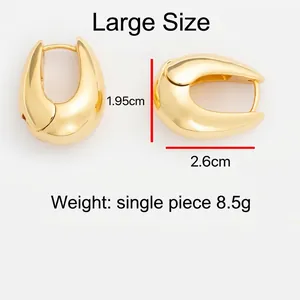 Dettaglio dimensioni dei grandi orecchini a goccia d'oro lucidato da 2,6 cm di larghezza