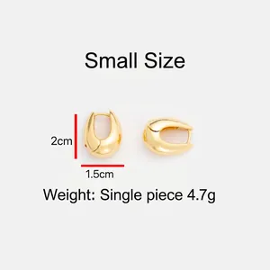 Dettaglio macro con dimensioni e peso di orecchini a cerchio a U dorati ed eleganti