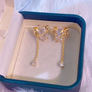 Élégantes boucles d'oreilles papillon dorées à pompons et cristaux en boîte cadeau