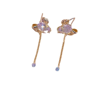 Boucles d'oreilles nœud en or rose avec cristaux lavande et pendentifs chaîne