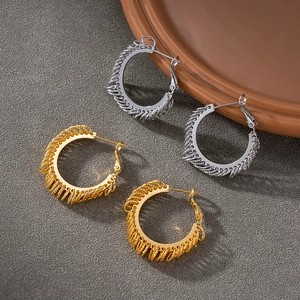 Elegant 925 silver C-shaped hoop earrings with spiral metal wire texture in gold and silver