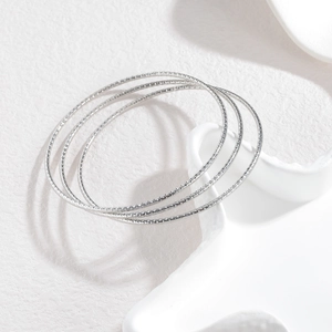 Ensemble de trois bracelets jonc en acier inoxydable argenté avec texture ciselée