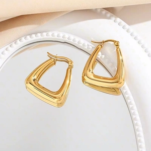 Boucles d'oreilles triangulaires en acier inoxydable doré sur plateau miroir