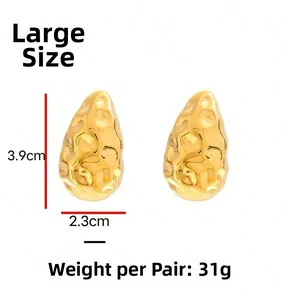 Detailansicht der großen gehämmerten 18K Goldtropfen-Ohrringe mit Maßen und Gewicht