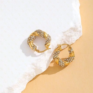 Créoles torsadées en acier inoxydable plaqué or 18 carats avec cristaux de zircon