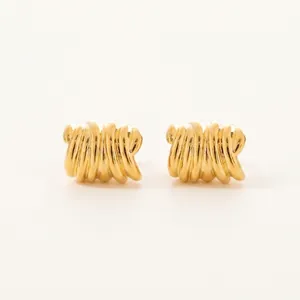 Boucles d'oreilles créoles dorées avec texture origami plissée au design moderne