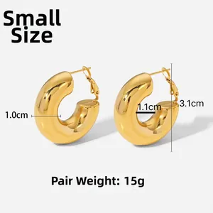 Dettaglio orecchini a cerchio dorati a forma di U con misure 3,1 cm per 1,1 cm