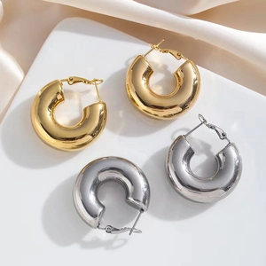 Orecchini a cerchio minimalisti a U placcati oro 18K e argento su espositore bianco