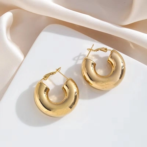 Orecchini a cerchio a U placcati in oro 18K minimalisti su un vassoio bianco