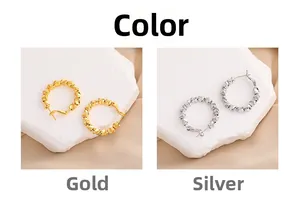 Détail de boucles d'oreilles créoles torsadées en finitions or 18K et argent mat
