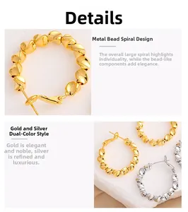 Détails macro des boucles d'oreilles spirales perlées en or et argent texturés