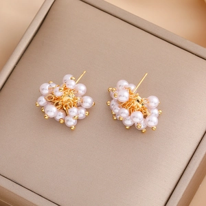 Elegant vintage 3D pearl flower cluster stud earrings with gold metal accents