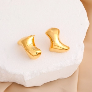 Boucles d'oreilles minimalistes plaquées or 18K avec design géométrique fluide en métal