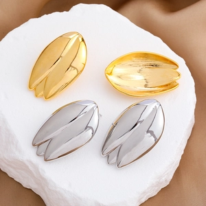 Détails de boucles d'oreilles tulipes en or et argent avec finition poli miroir