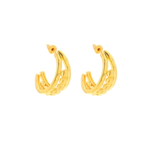 Boucles d'oreilles créoles dorées en C à double couche avec petites billes sur fond blanc uni
