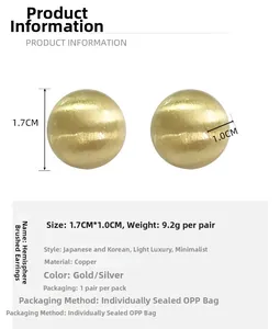 Détail de boucles d'oreilles demi-sphère en laiton doré brossé avec dimensions de 1,7 cm