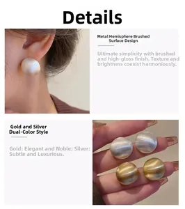 Détail de boucles d'oreilles boules en métal brossé or et argent montrant la texture
