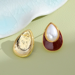 Boucles d'oreilles vintage gouttes d'eau avec œil de chat et perles dorées sur cuivre