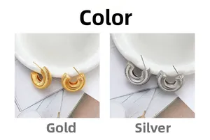 Detailansicht goldener und silberner C-förmiger Spiralohrringe mit gedrehter Metallstruktur
