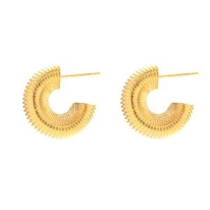 Goldene C-förmige Ohrringe mit radialer Textur im minimalistischen geometrischen Stil