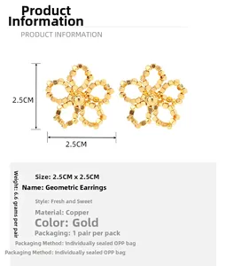 Vue détaillée des boucles d'oreilles fleur dorées de 2,5 cm avec dimensions et matériel