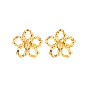 Boucles d'oreilles fleurs plaquées or avec motif de cubes texturés de style minimaliste