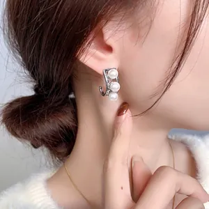 Orecchini a C in argento con tre perle verticali dal design elegante e minimalista