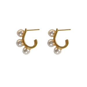 Orecchini a perno a forma di C placcati oro 18K con tre perle su sfondo bianco