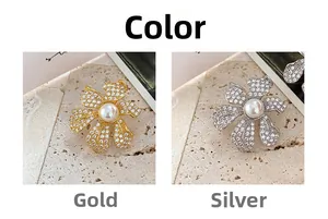 Vue détaillée des boucles d'oreilles fleurs en or 18k et argent avec perles et cristaux