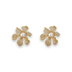 Détail de boucles d'oreilles fleur en or 18k avec zircons pavés et une perle centrale