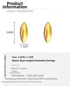 Dettaglio degli orecchini geometrici a forma di canoa dorata, dimensioni 3,0x1,1 cm