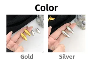 Confronto dettagliato di orecchini geometrici a foglia con finitura oro e argento lucido