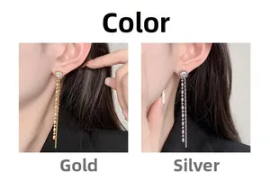 Détail de boucles d'oreilles pompons plaquées or 18 carats et argent avec zircons