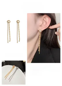 Détails de boucles d'oreilles pendantes à pompons avec zircons en or et argent