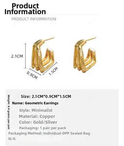 Détail des boucles d'oreilles carrées géométriques plaquées or 24K, taille 2,1 cm