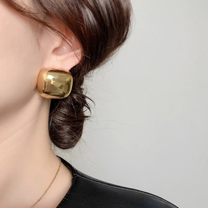 Orecchini a perno quadrati minimalisti con placcatura in oro 24K e finitura a specchio