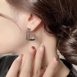 Boucle d'oreille géométrique argentée minimaliste avec profil rectangulaire poli 3D