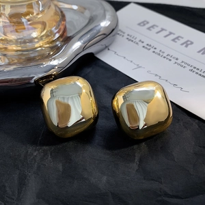 Dettaglio di orecchini a bottone quadrati placcati oro 24K con finitura a specchio