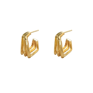 Boucles d'oreilles géométriques carrées multicouches plaquées or 24K sur fond blanc